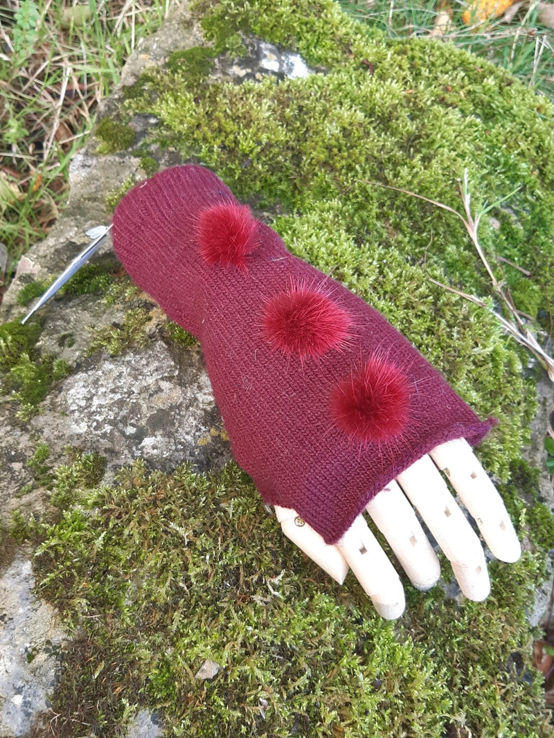 Regina Fingerlose Fäustlinge mit Pompon – G21